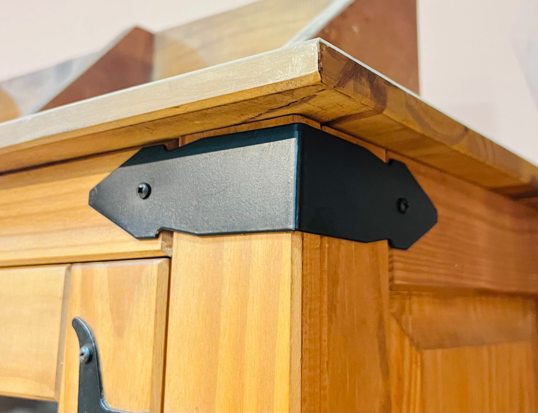 6996- Escuadra de metal negra 12x4cms.